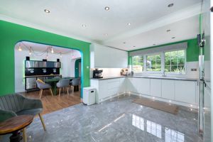 Sumptious dining kitchen- click for photo gallery